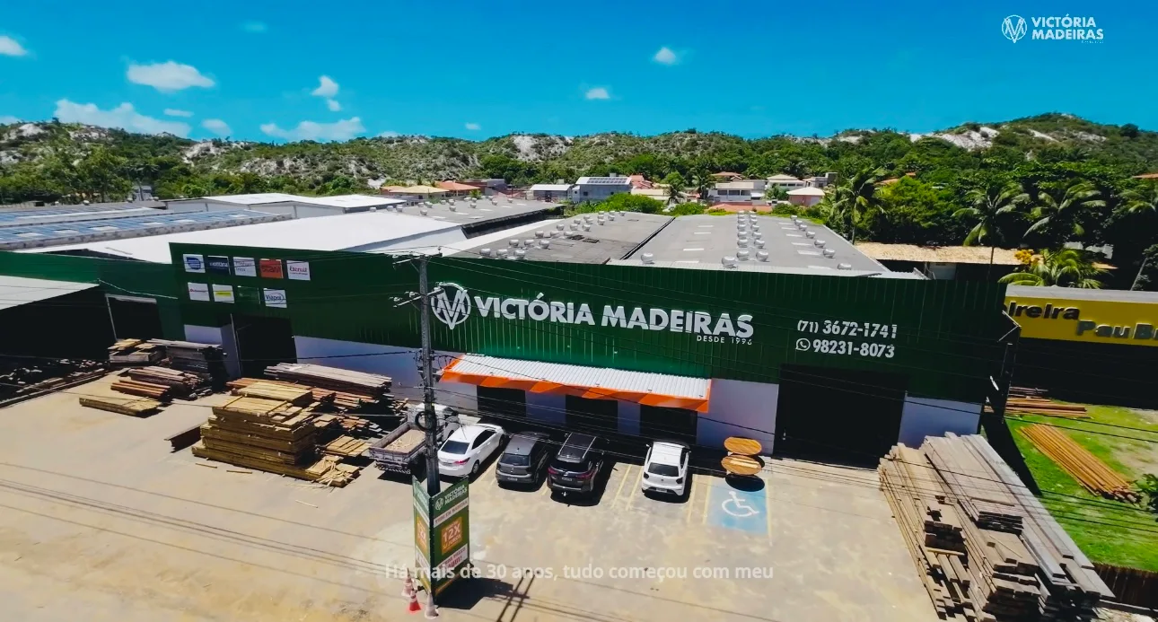 Vista aérea da loja e do pátio da Victória Madeiras.