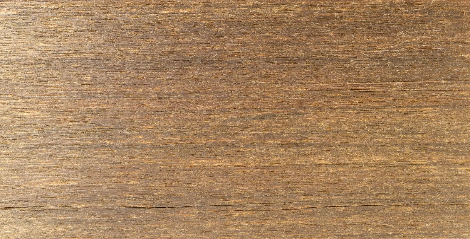 Lâmina real de Ipê, com veios longitudinais e variações de castanho.